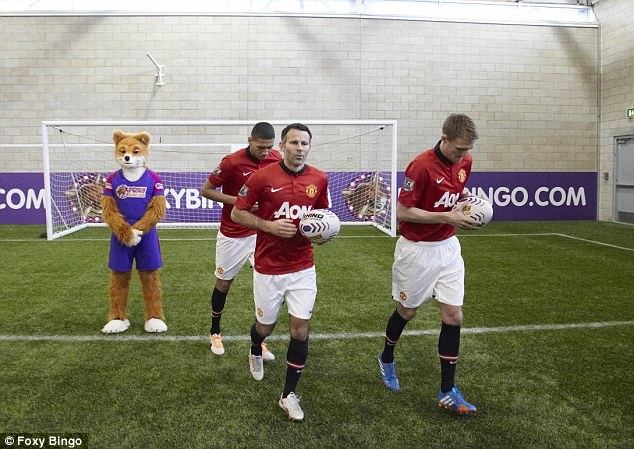 Cac CLB Premier League dua nhau theo chien thuat kieu bong bau duc hinh anh