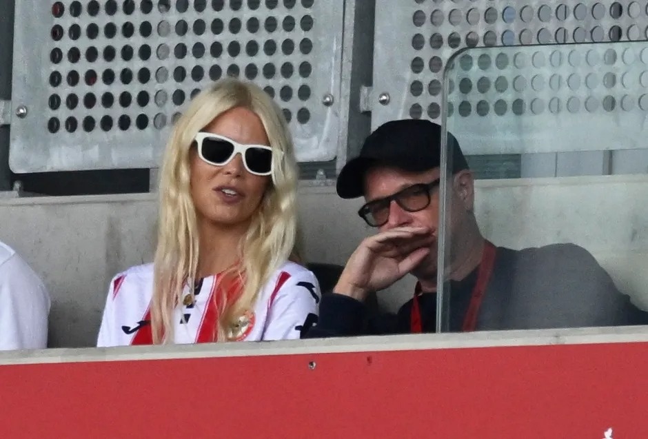 Sieu mau Claudia Schiffer bat ngo mac ao dau Premier League hinh anh