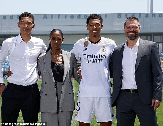 Cha cua Bellingham tuc gian vi con trai bi thay khoi san hinh anh