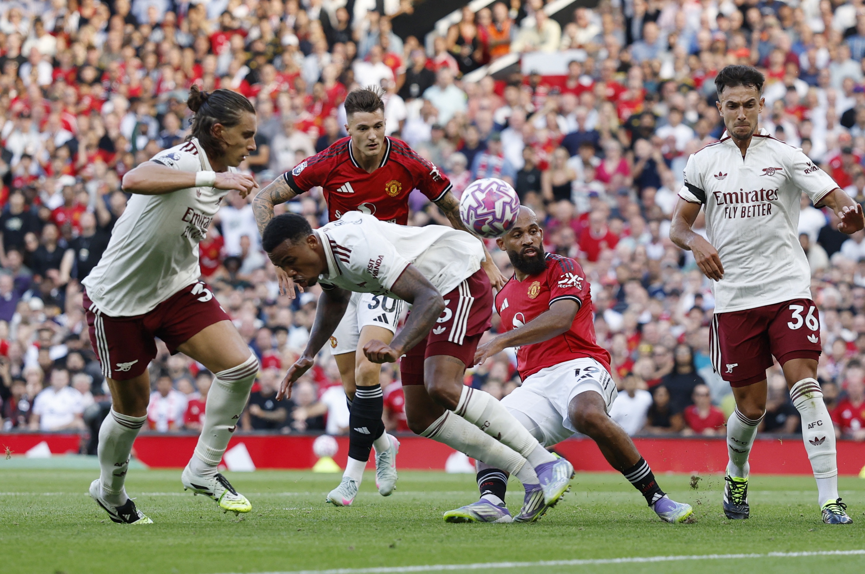 Khi khong co bong, Sesko luon ngoai lai nhin Cunha va Mbeumo hinh anh