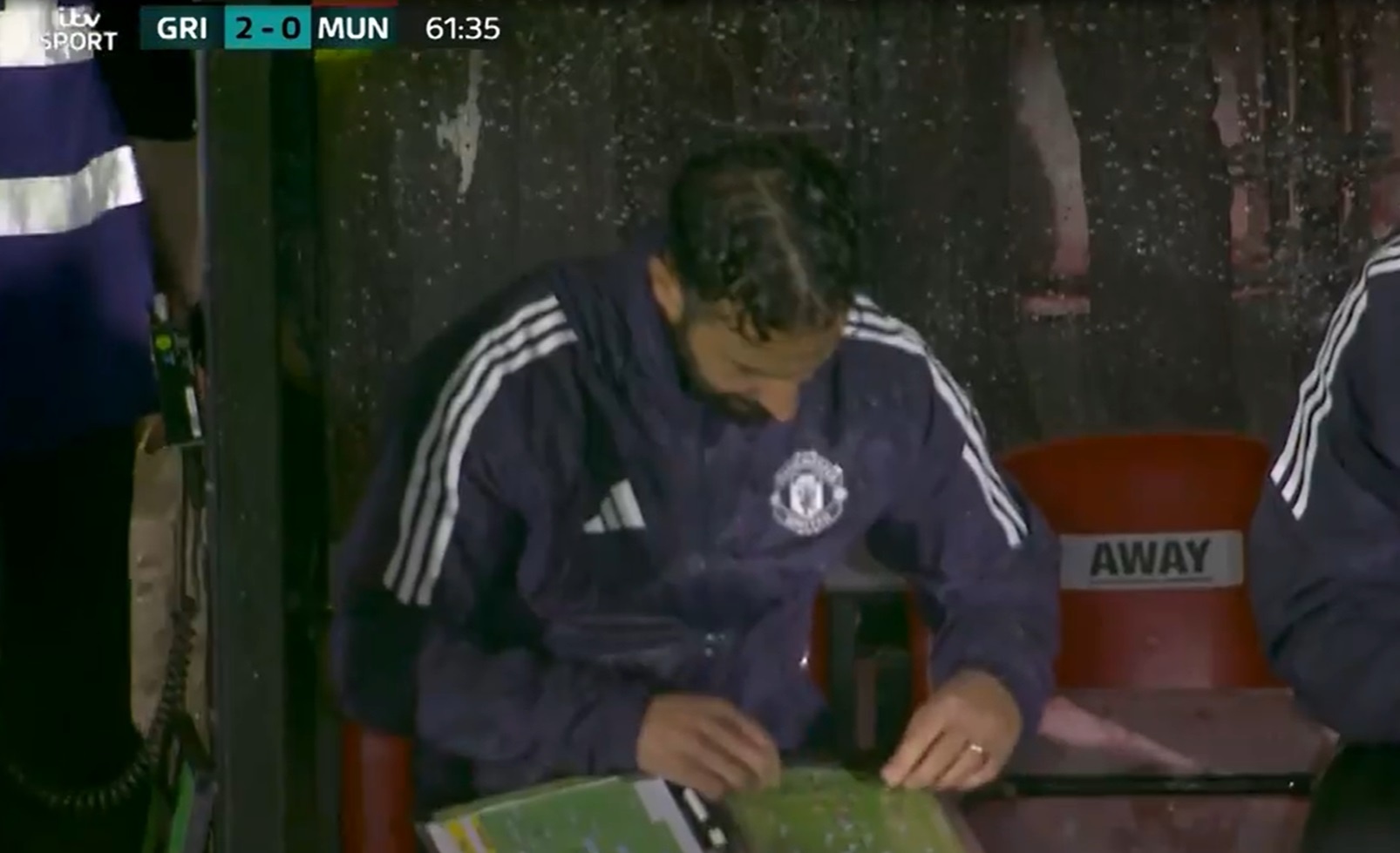 Amorim 'gia vo ban ron, choi co caro' khi doi nha that the hinh anh