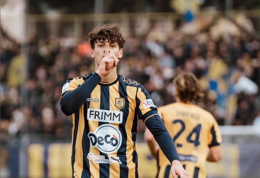 Cremonese dan dau Serie A nho chat trai cua nha doc tai Mussolini hinh anh