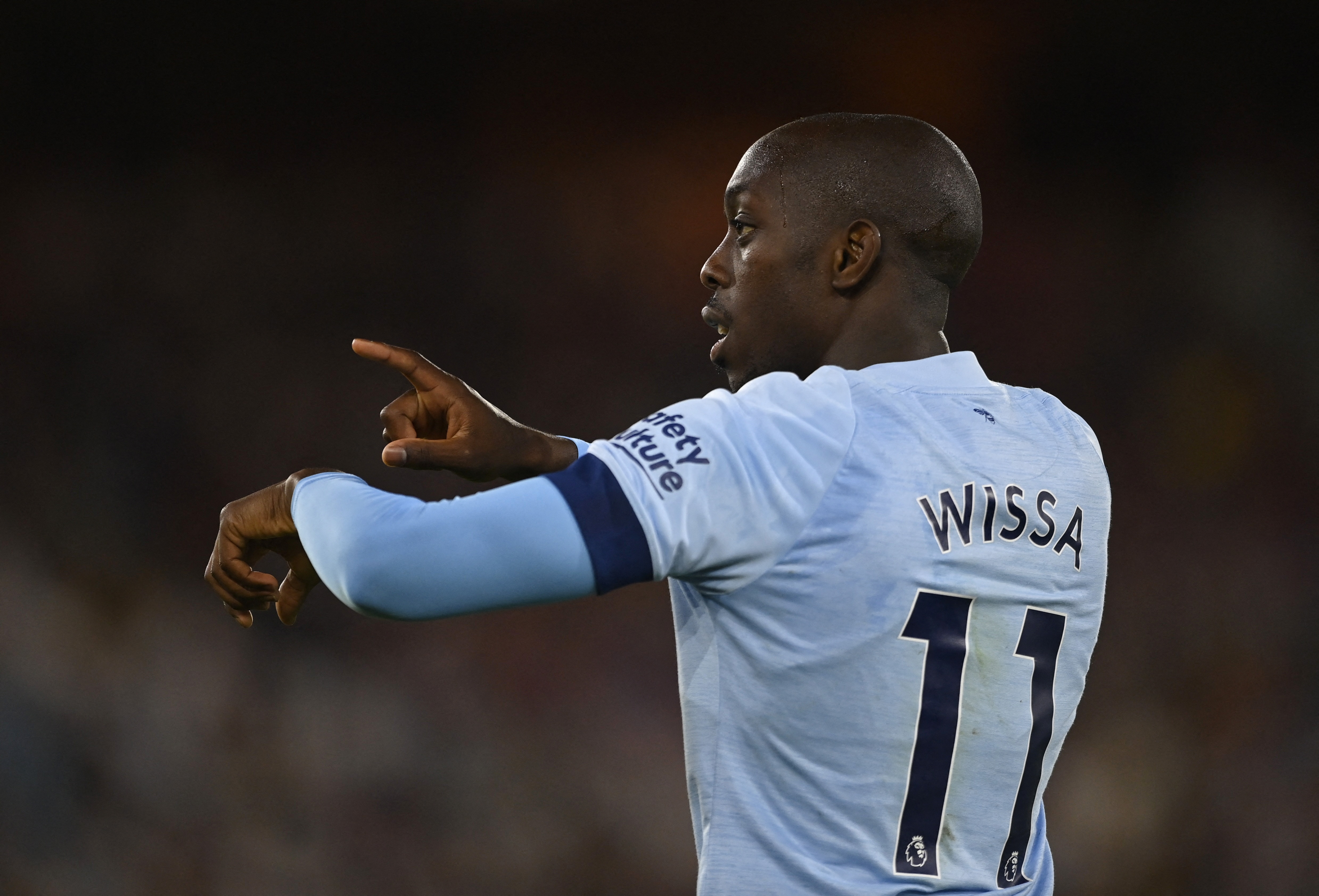 Wissa lat bai ngua muon sang Newcastle ngay lap tuc hinh anh