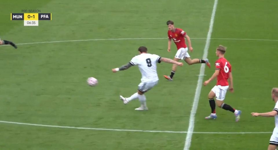 Thu mon MU bi doi bong that nghiep ghi ban tu giua san hinh anh