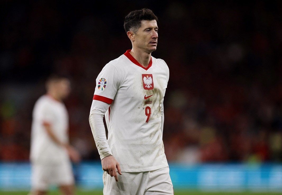 Lewandowski mat hut trong ngay Ba Lan cam hoa Ha Lan hinh anh