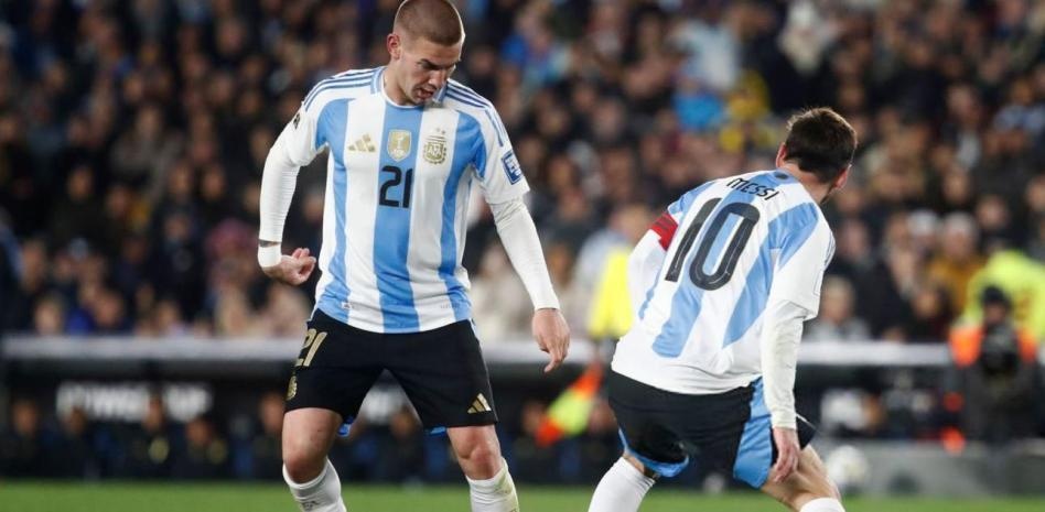 Khoanh khac kho quen cua Mastantuono voi Messi hinh anh