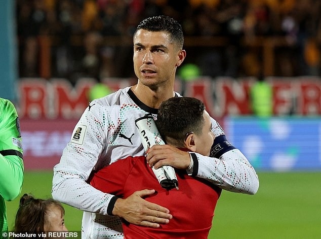 Ronaldo chia se video cam dong voi cau be may man hinh anh