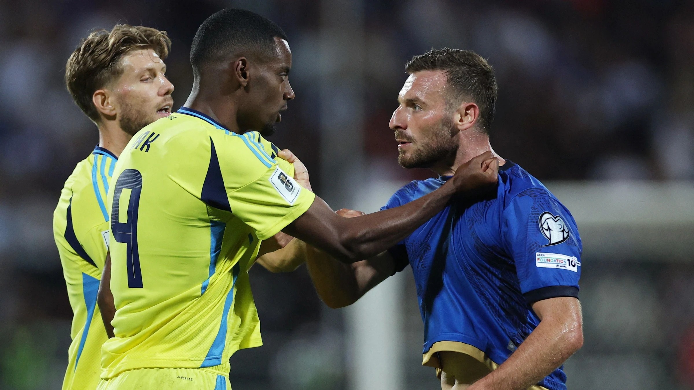 Isak tro lai, doi nha tham bai hinh anh