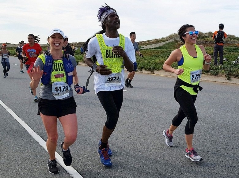 Nghe si mu vo gia cu tim loi thoat tren duong chay marathon hinh anh