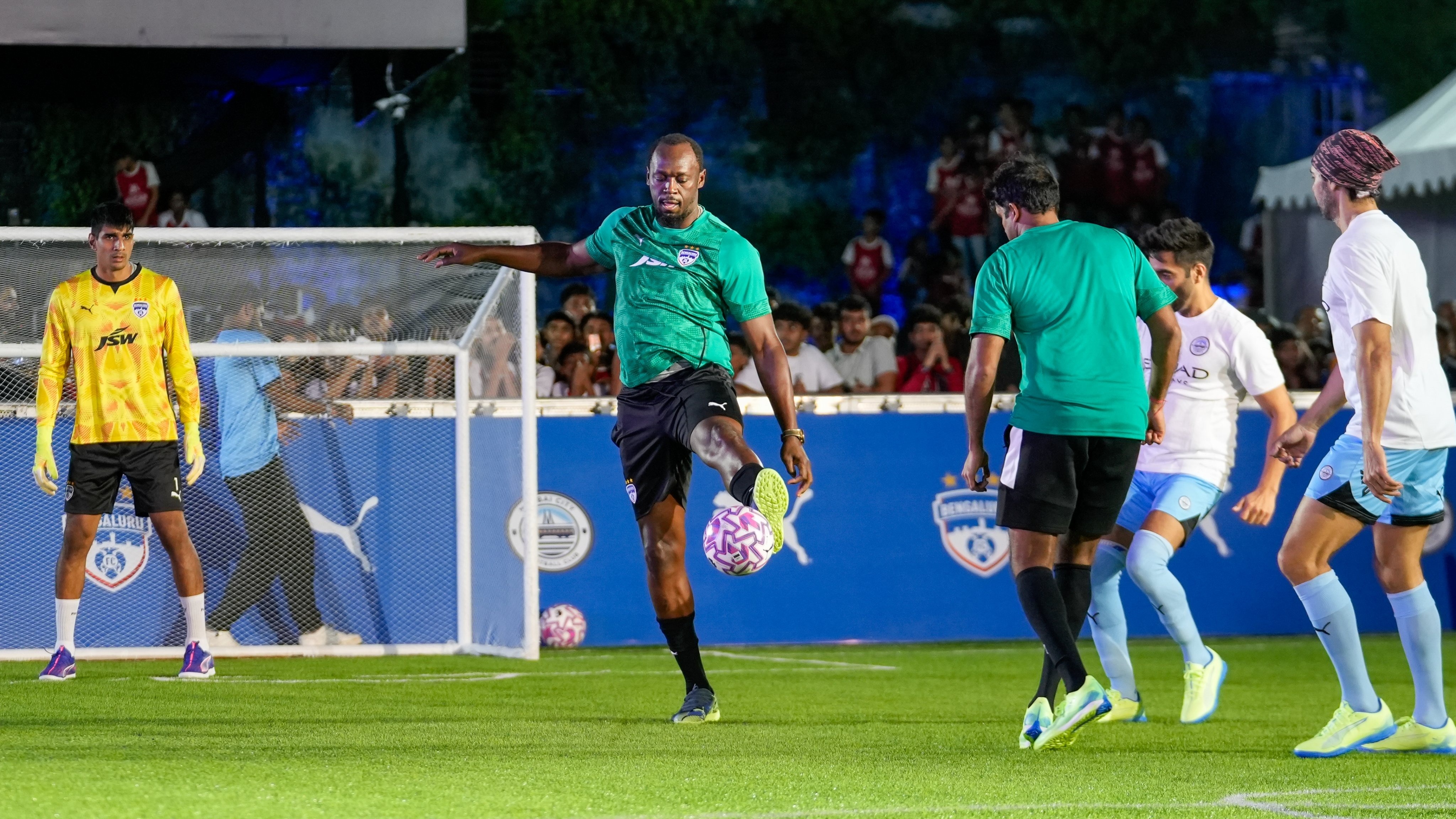 Usain Bolt chinh thuc da bong tai An Do hinh anh