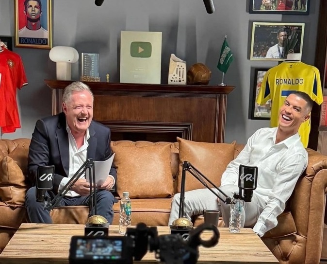 'Lien hoan ke' de Ronaldo thau tom Man Utd hinh anh