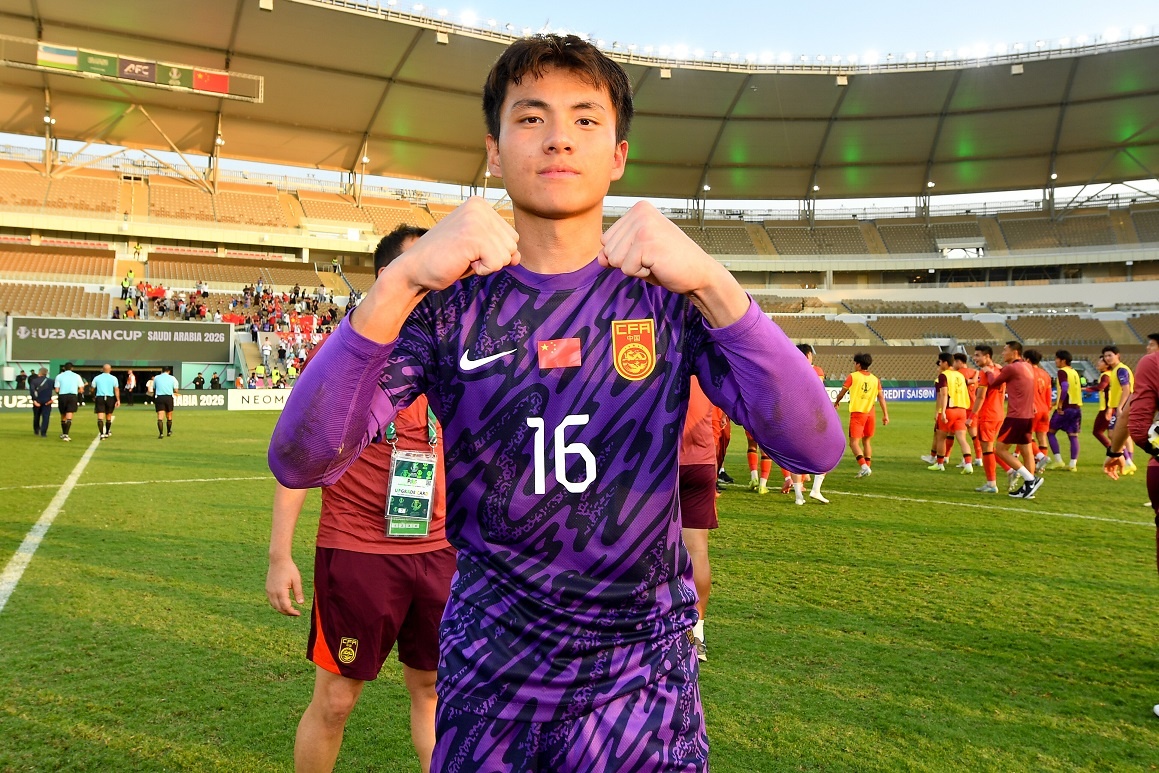 Buc tuong be tong cua U23 Trung Quoc duoc trat bang may man hinh anh