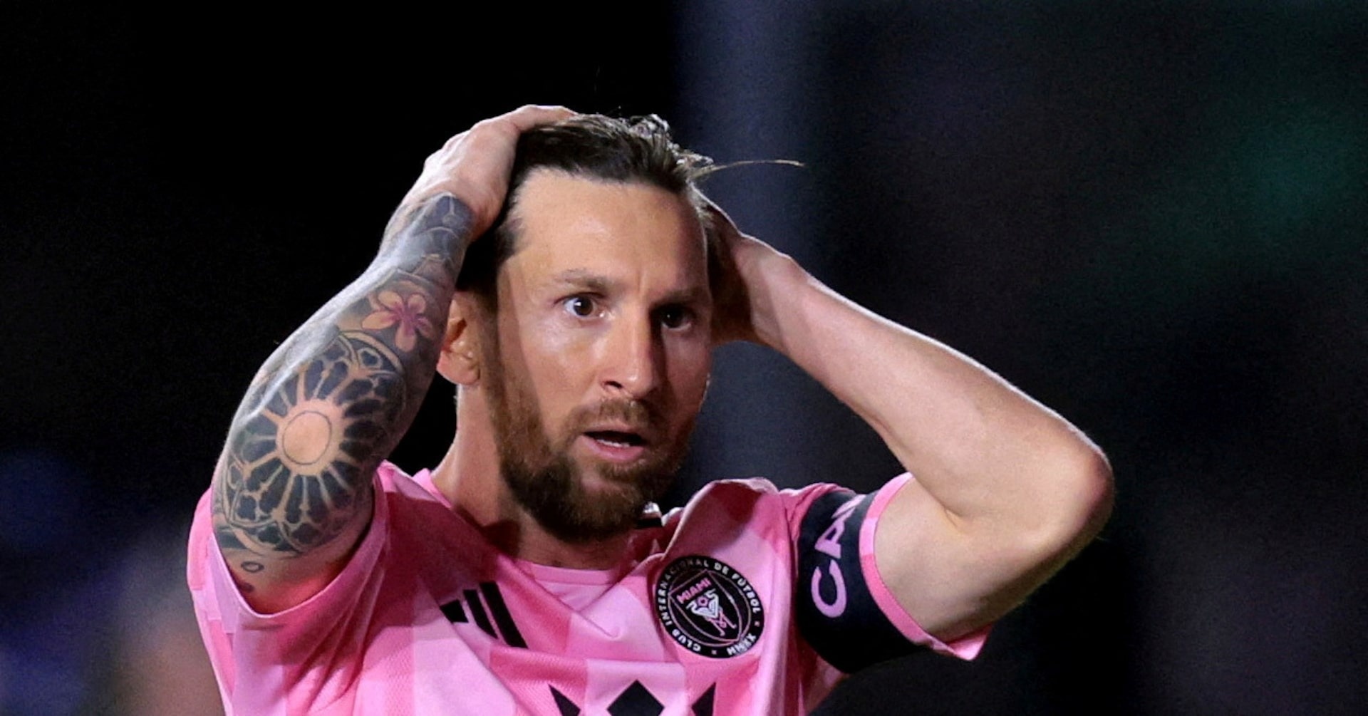 Messi chua the cham moc 900 ban thang nhu Ronaldo hinh anh