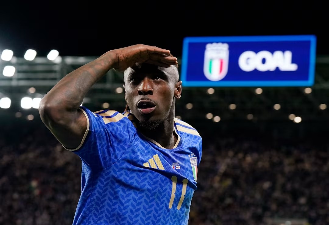 Nuc cuoi cac cau thu Italy an mung vi gap Bosnia hinh anh