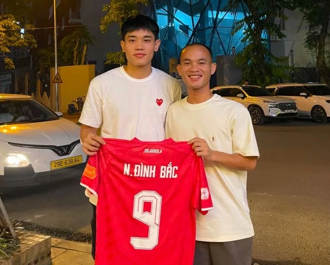 Viet Nam co nen hoc Nhat de mo rong cua cho cau thu Lao hinh anh