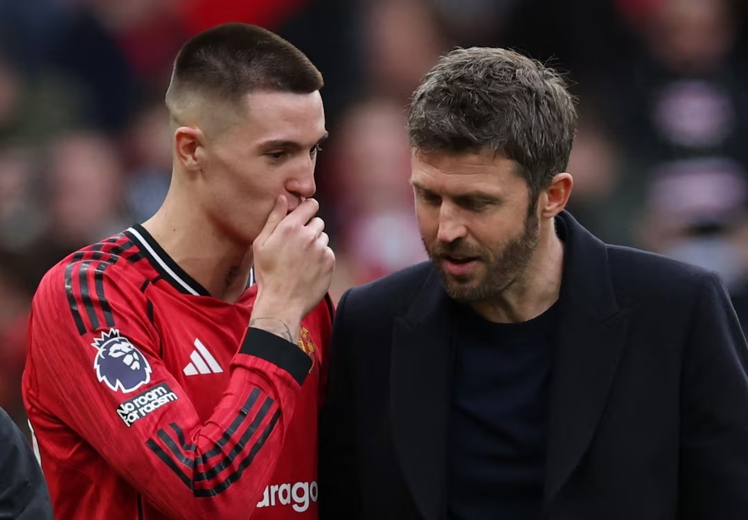 Carrick doi dau voi 'doi quan trung gioi' tu thoi Amorim hinh anh
