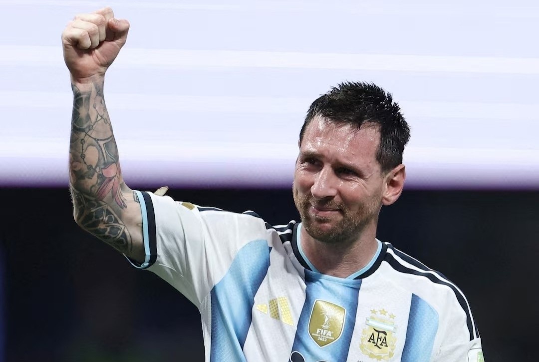 Chưa ghi bàn hạ tuyển Anh, Messi mãi mãi không bằng Maradona