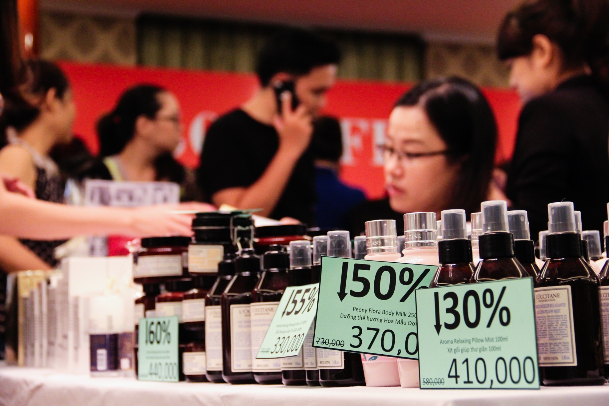 Khach Sai Gon chen nhau sam hang hieu giam gia hinh anh