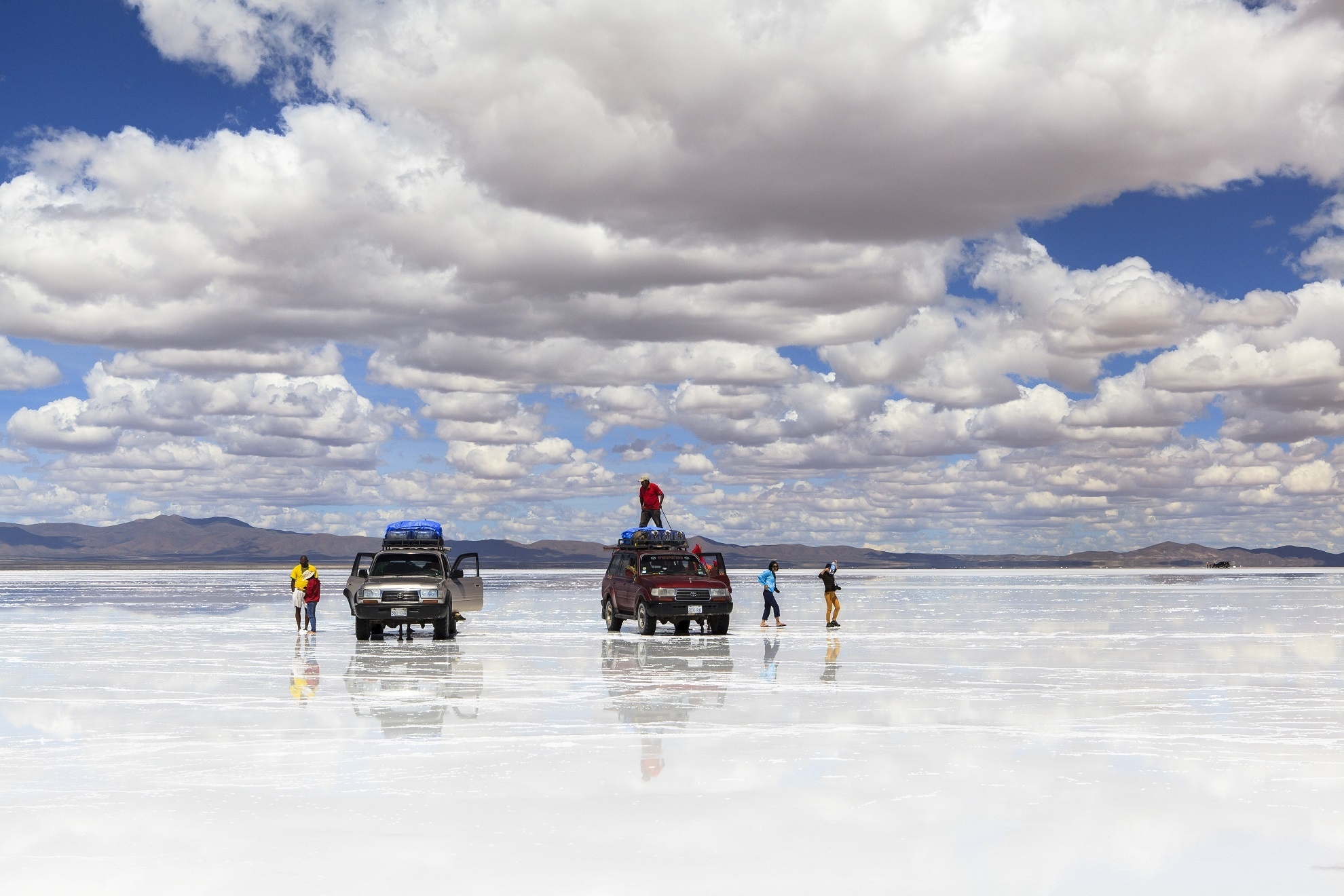 Canh dong muoi Uyuni qua ong kinh nguoi Viet hinh anh