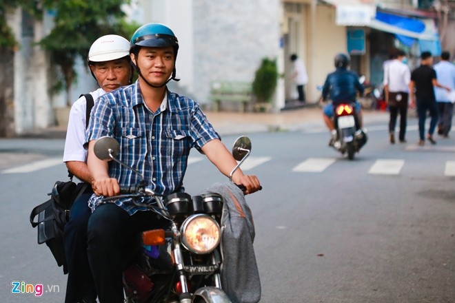 Mot ngay den truong thi cua thi sinh 60 tuoi hinh anh