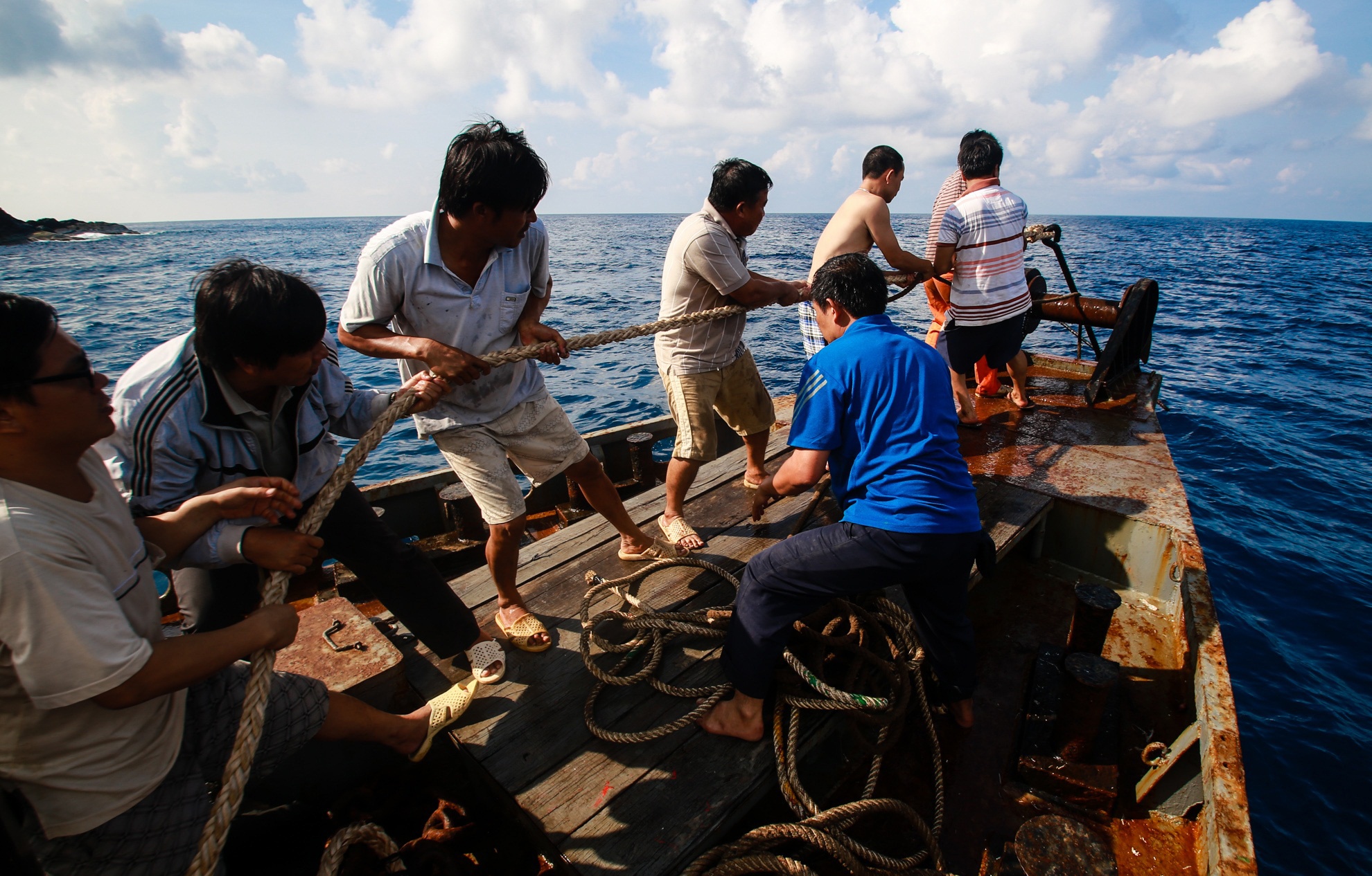 62 gio tiep te den khoi da khong lo tren Bien Dong hinh anh
