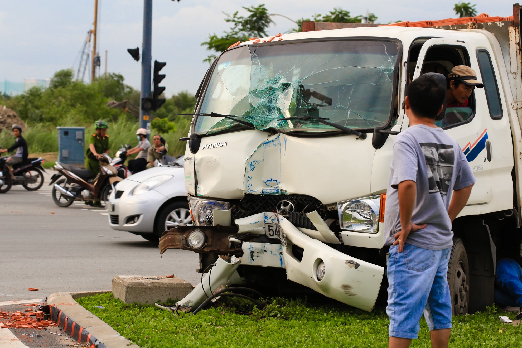 Xe tai gay tai nan truoc cua ham Thu Thiem hinh anh