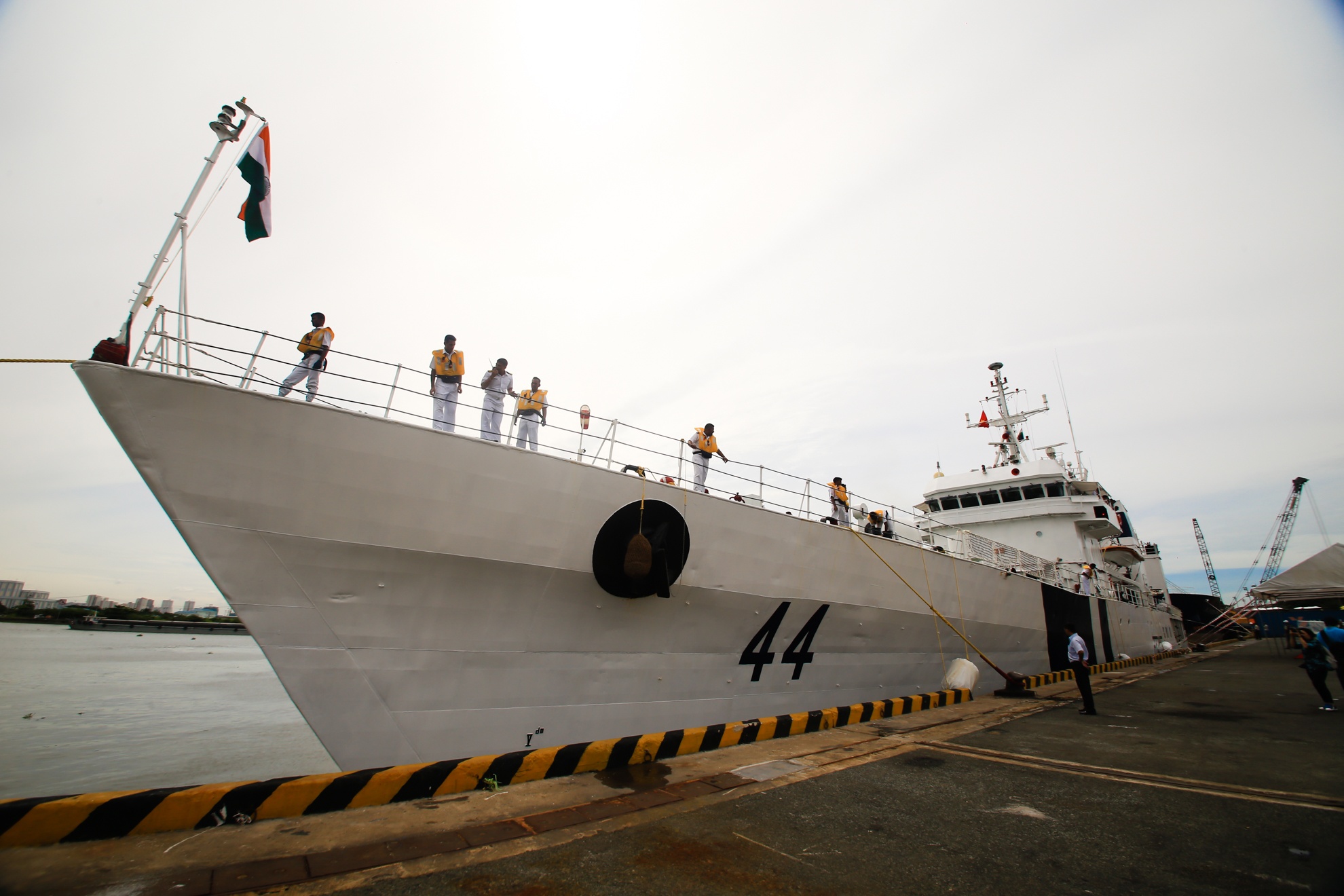 Tau canh sat bien An Do cap cang Sai Gon hinh anh