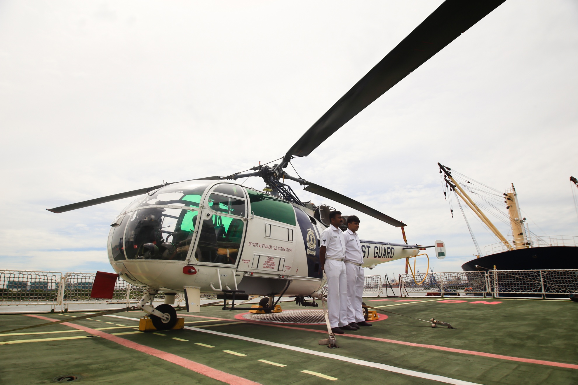 Ben trong tau canh sat bien 2.000 tan cua An Do o TP HCM hinh anh