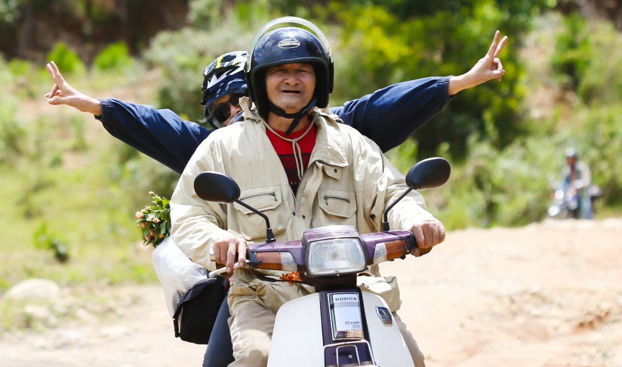 Vo chong phuot thu 60 tuoi o Sai Gon hinh anh