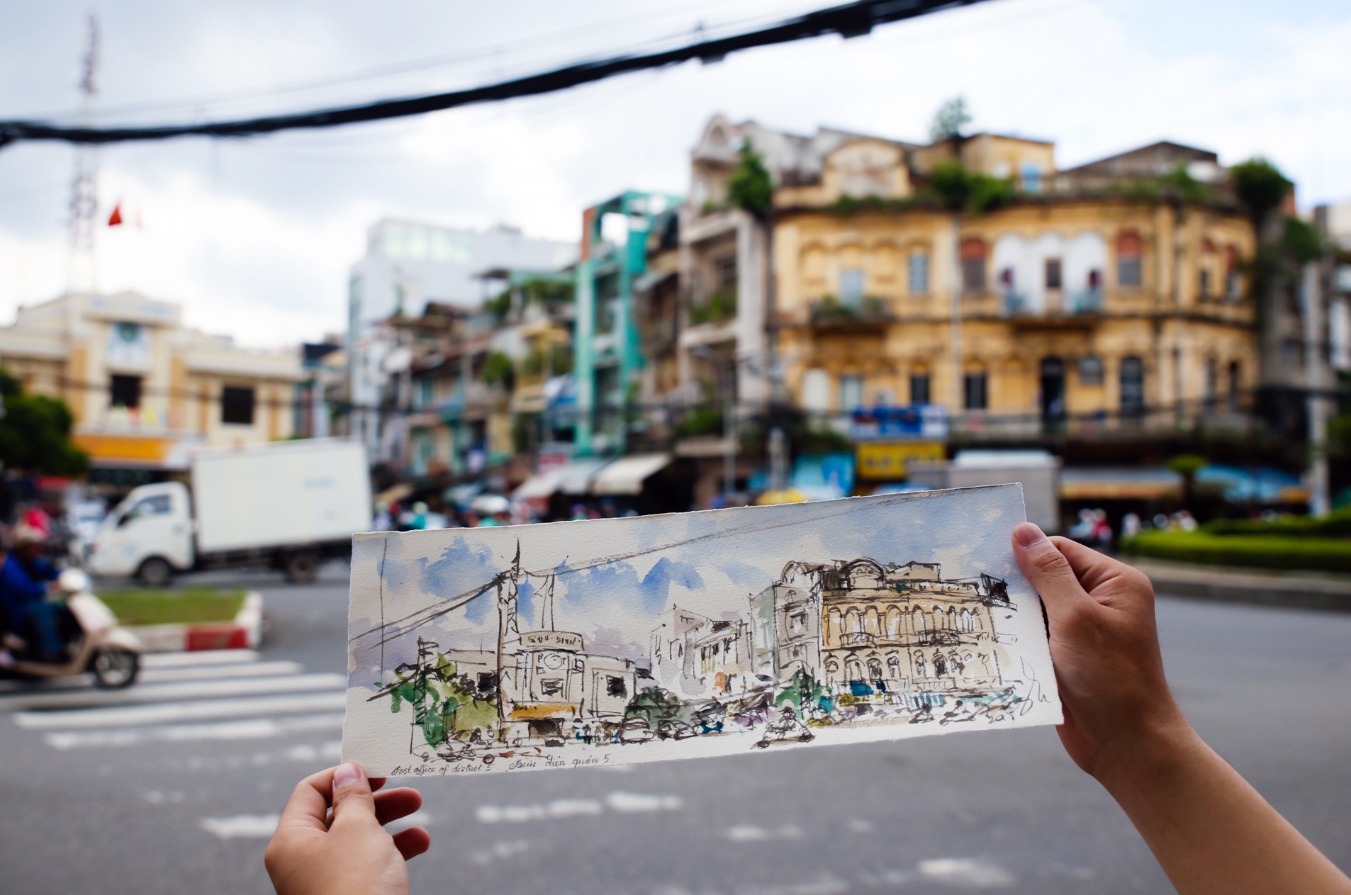 Là một họa sĩ màu nước, ông phản ánh khung cảnh thực tế với màu sắc chân thực và nét bút sắc sảo. 