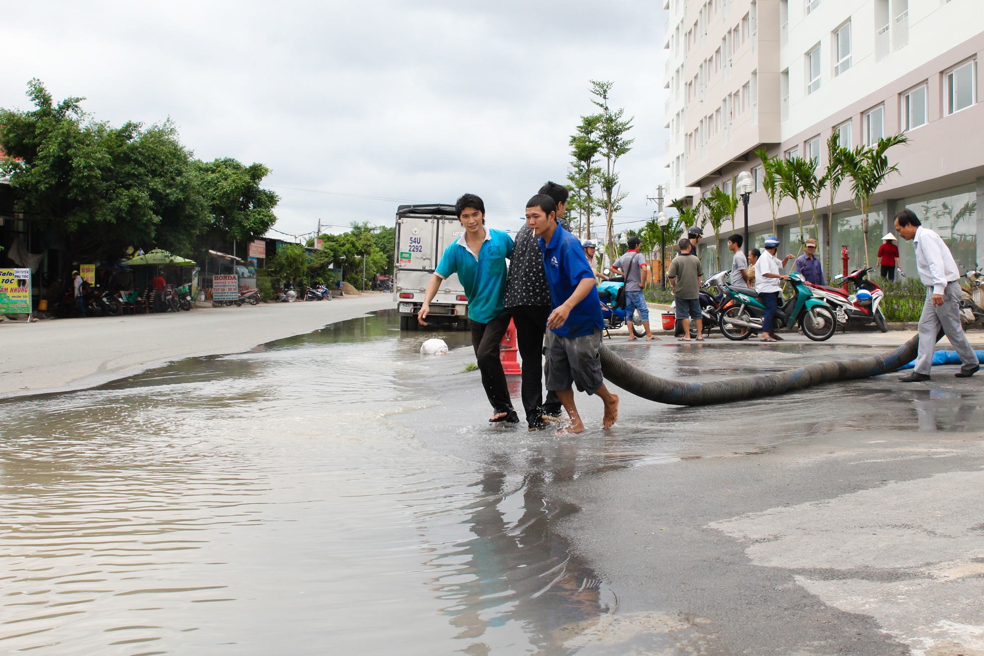 Cu dan ke lai canh ngap ham chung cu Green Hills hinh anh