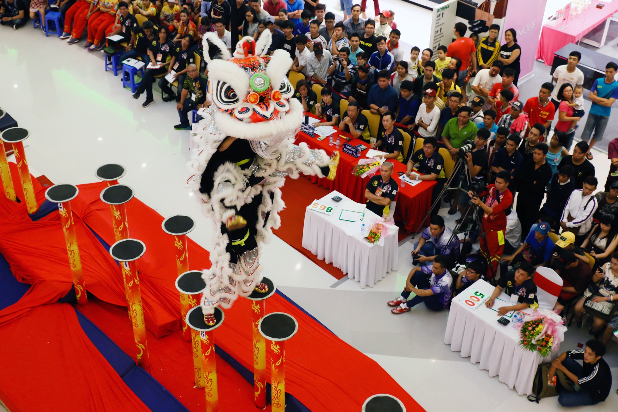 Tro tai mua lan dung manh tren coc cao giua Sai Gon hinh anh