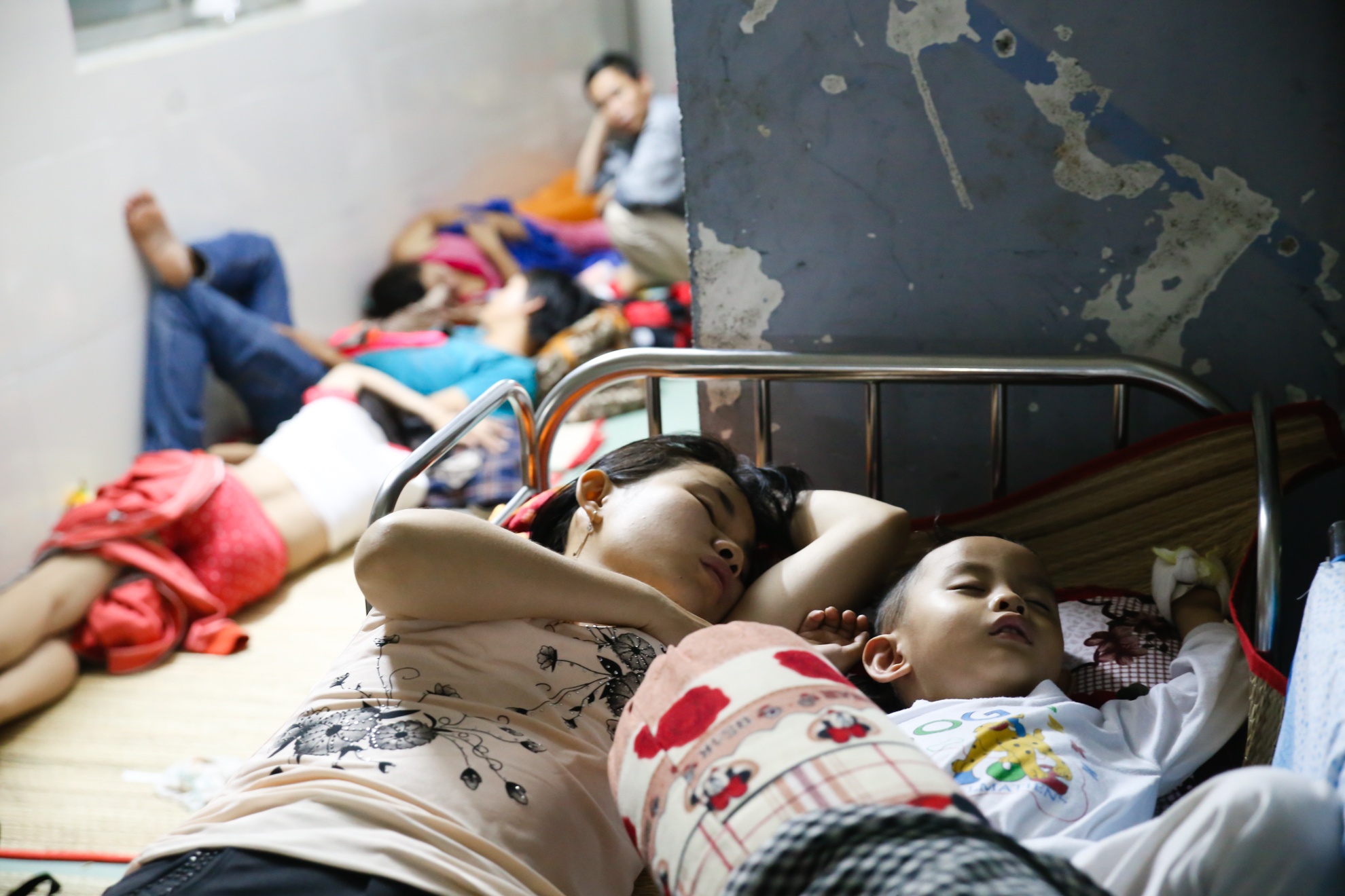 Benh vien Nhi Dong qua tai ca ngay lan dem hinh anh