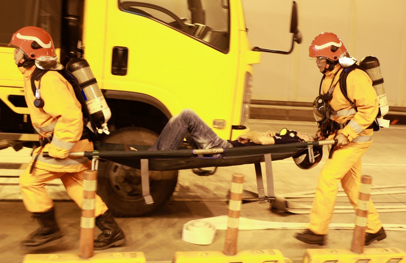 Tinh huong cuu nan gia dinh o ham Thu Thiem hinh anh