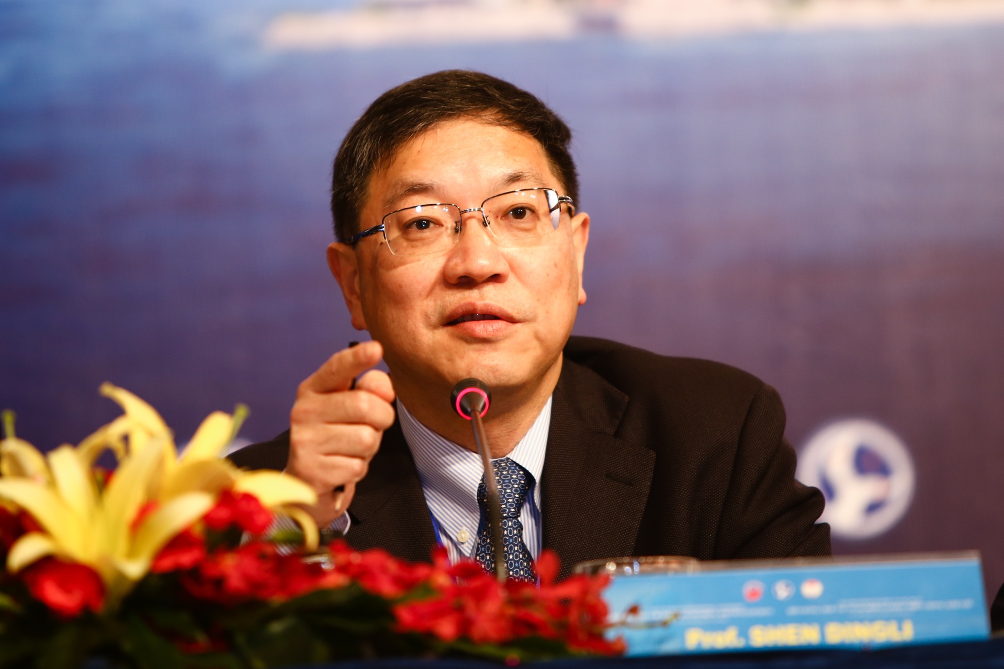 Hoc gia Trung Quoc 'tung hoa mu' ve boi lap dao hinh anh