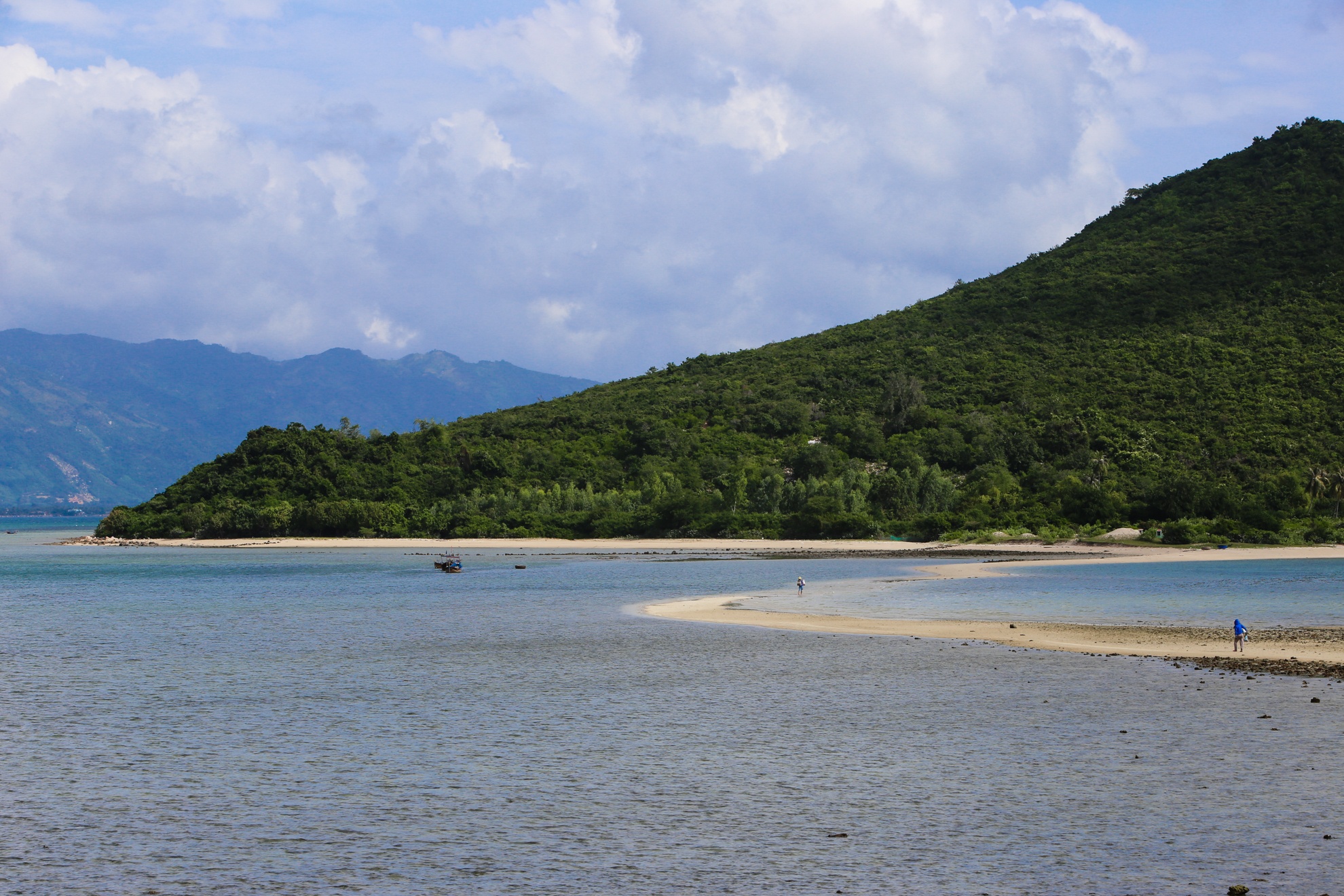 Con duong nam duoi muc nuoc bien o Khanh Hoa hinh anh