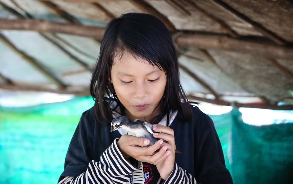 Cuoc song cua co be co ten la va nguoi me tam than hinh anh