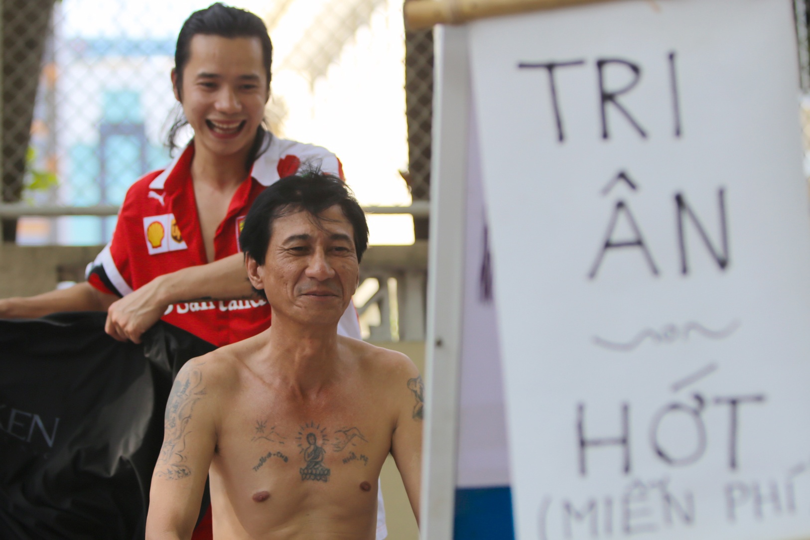 Chang Viet kieu My cat toc mien phi tren via he Sai Gon hinh anh