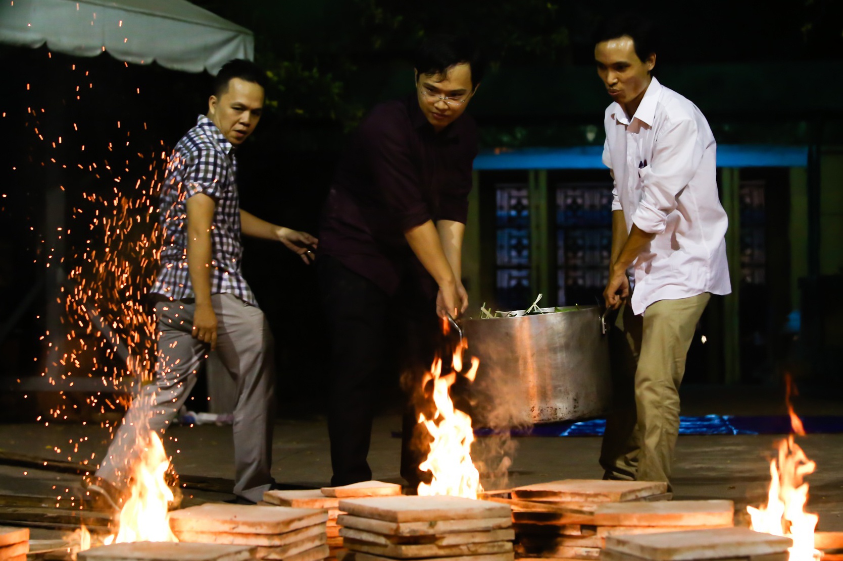 Giao vien Sai Gon thi goi banh chung Tet hinh anh