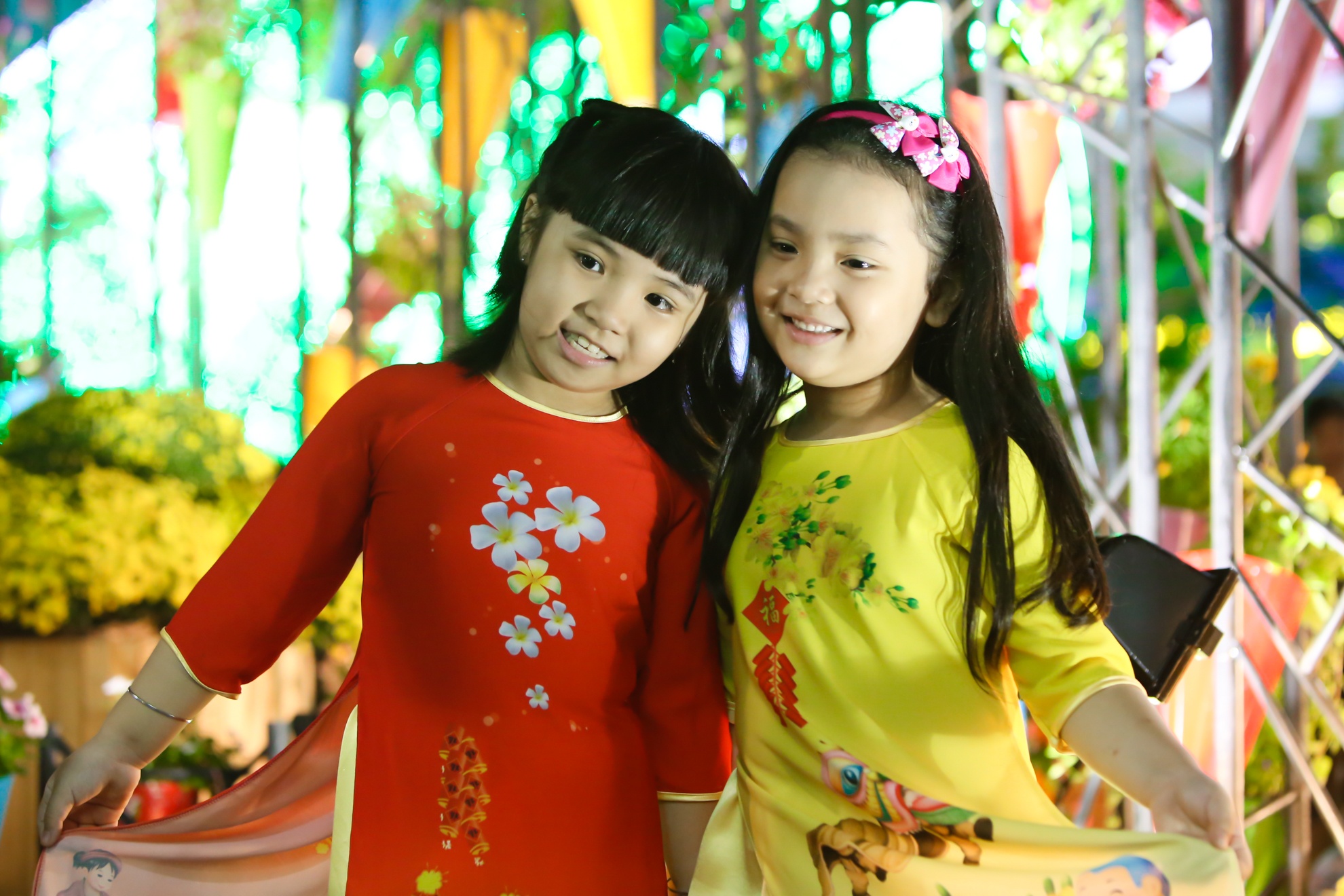 Nguoi Sai Gon do ve duong hoa Nguyen Hue dem khai mac hinh anh