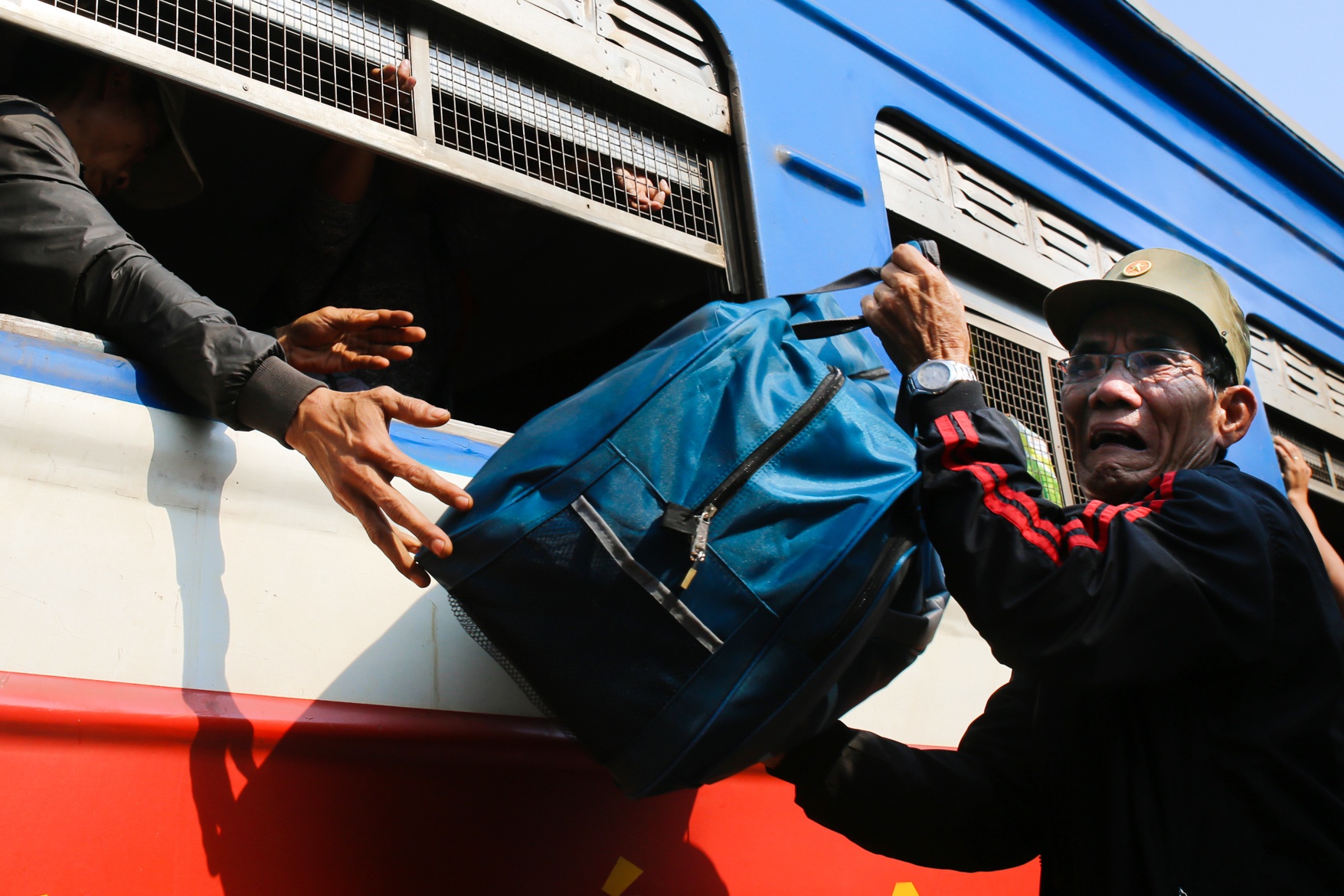 Canh trung chuyen o ga Bien Hoa sau vu sap cau Ghenh hinh anh