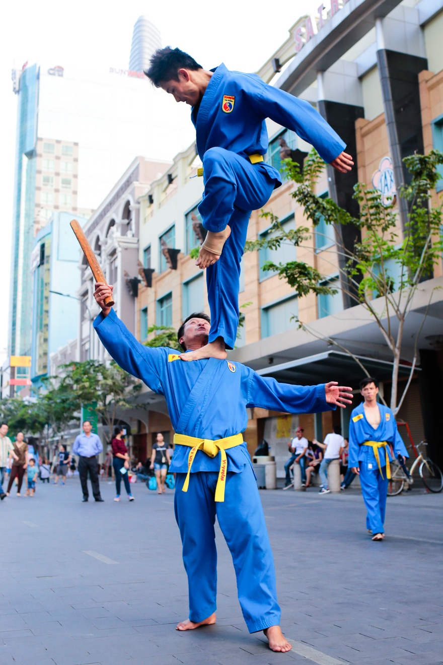 trinh dien vovinam,  bieu dien vovinam tren pho di bo anh 10