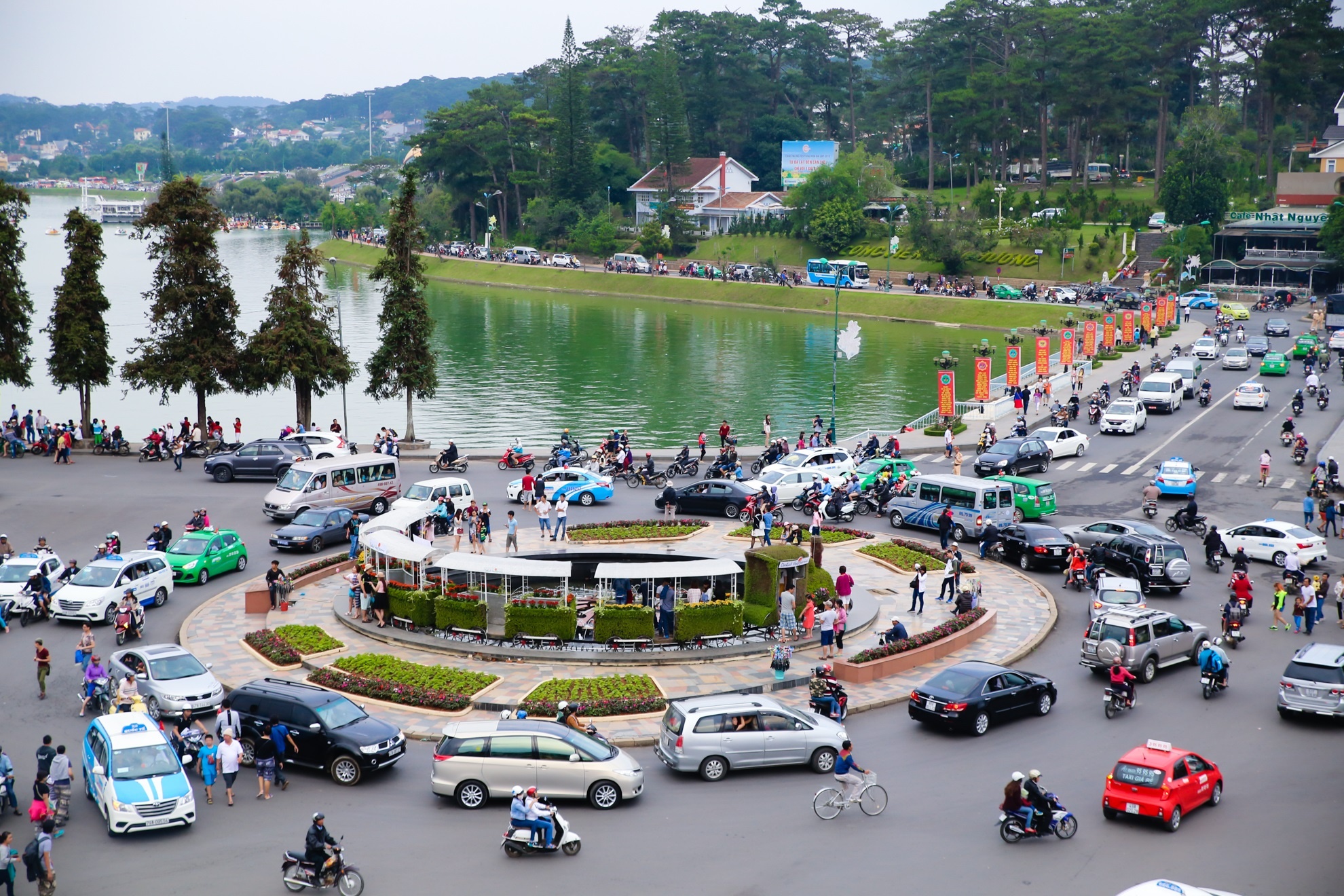 Da Lat dong nghet 30/4 anh 2