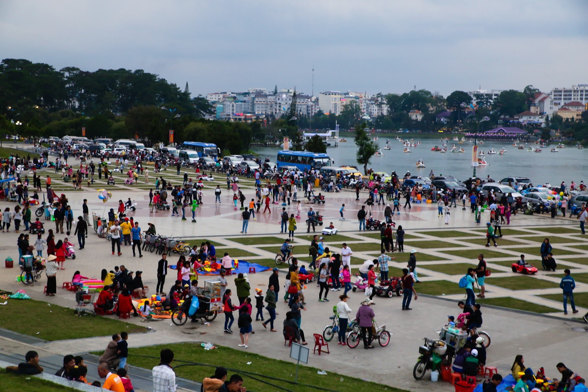 Da Lat dong nghet 30/4 anh 9