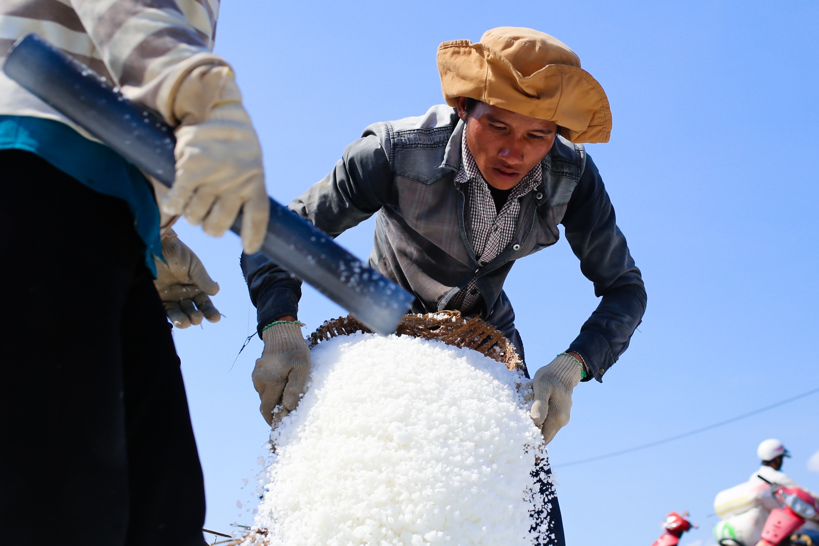 Ban 100 kg muoi khong du tien uong ly ca phe hinh anh