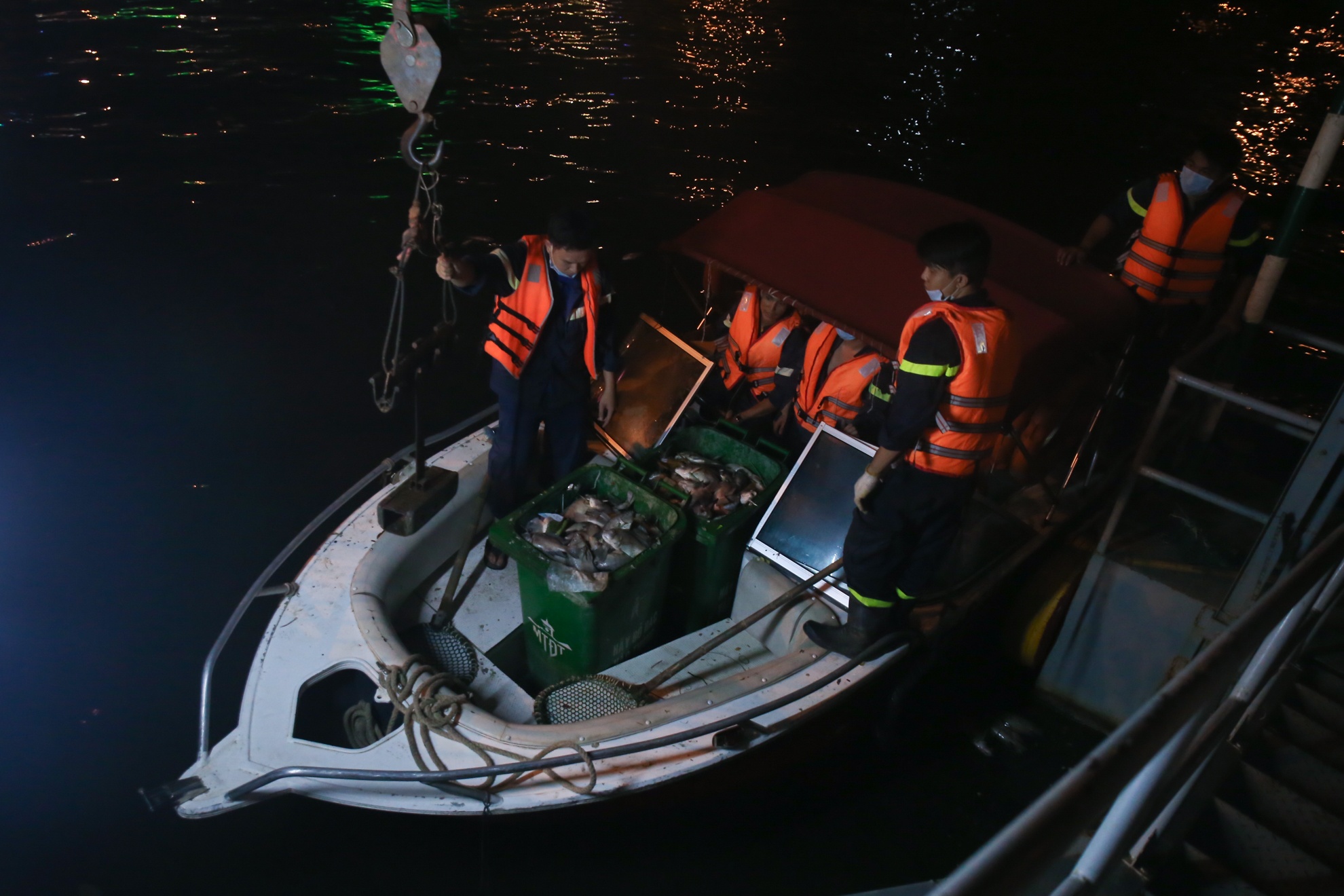 Don ca chet tren kenh o Sai Gon luc 1h sang hinh anh