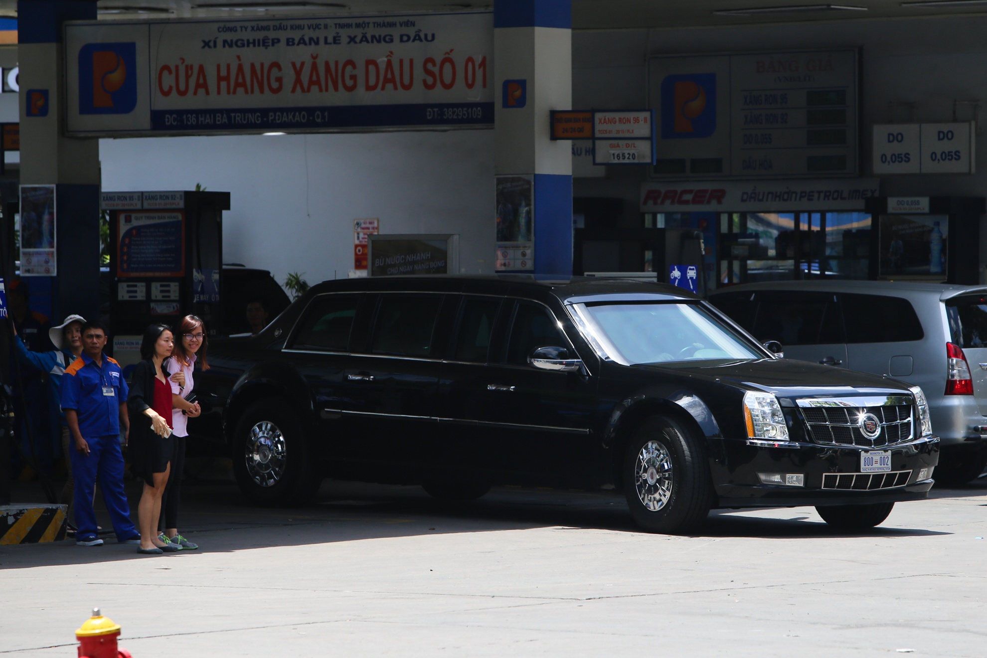 Cadillac One cua Tong thong My di nap nhien lieu o Sai Gon hinh anh