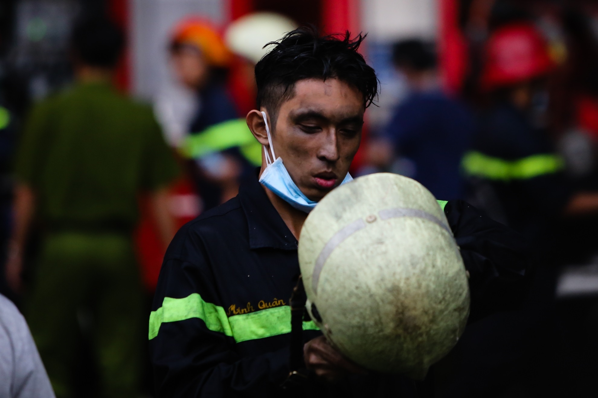 Linh cuu hoa kiet suc dap dam chay nem Van Thanh hinh anh