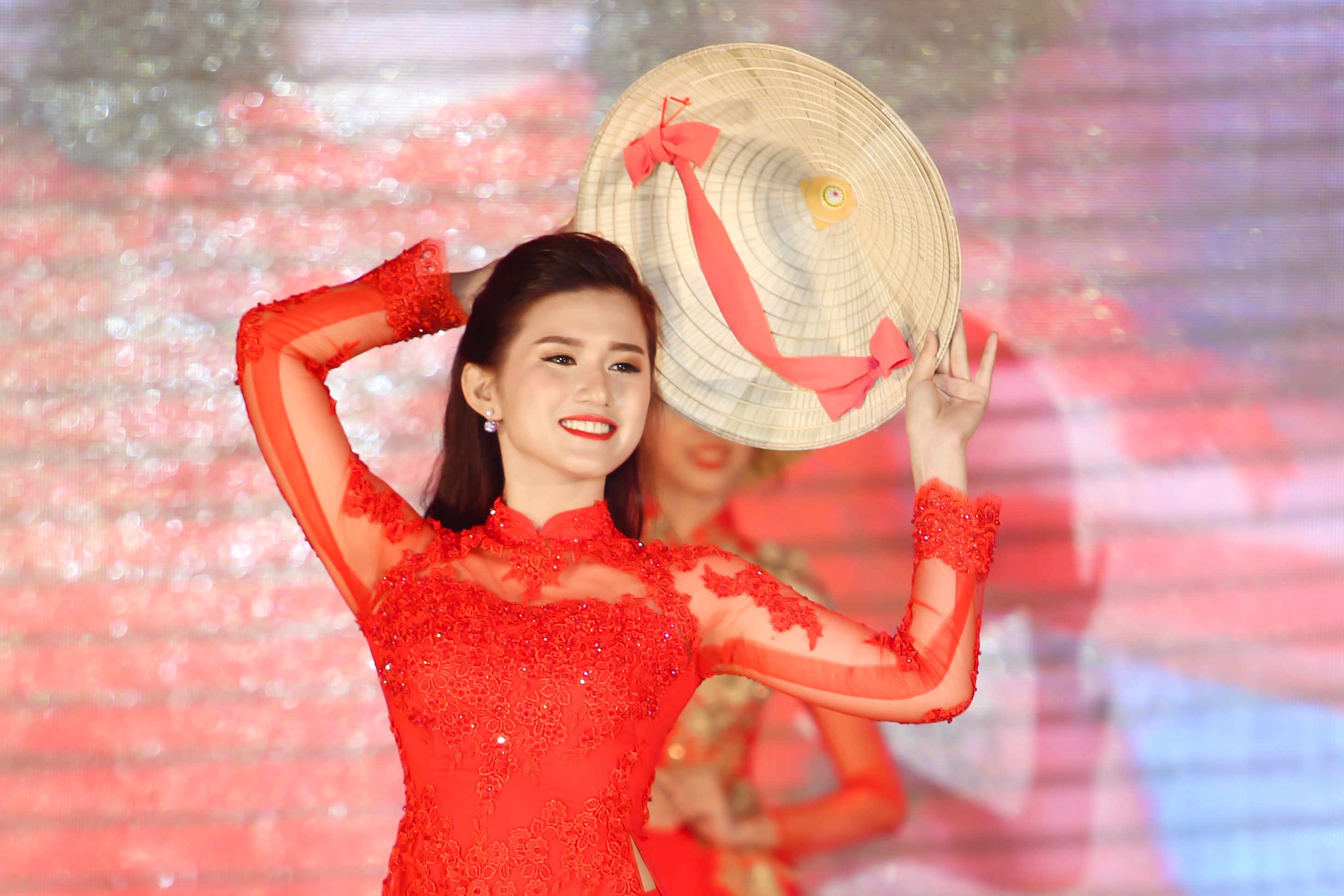 Nu sinh Ngoai thuong duyen dang khoe ve dep dem chung ket hinh anh