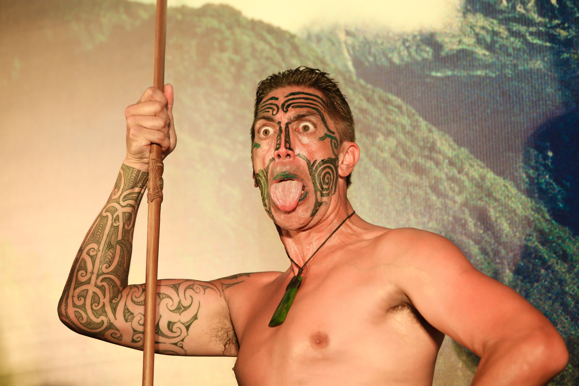 Tho dan Maori 'quay' tung bung pho di bo Nguyen Hue hinh anh